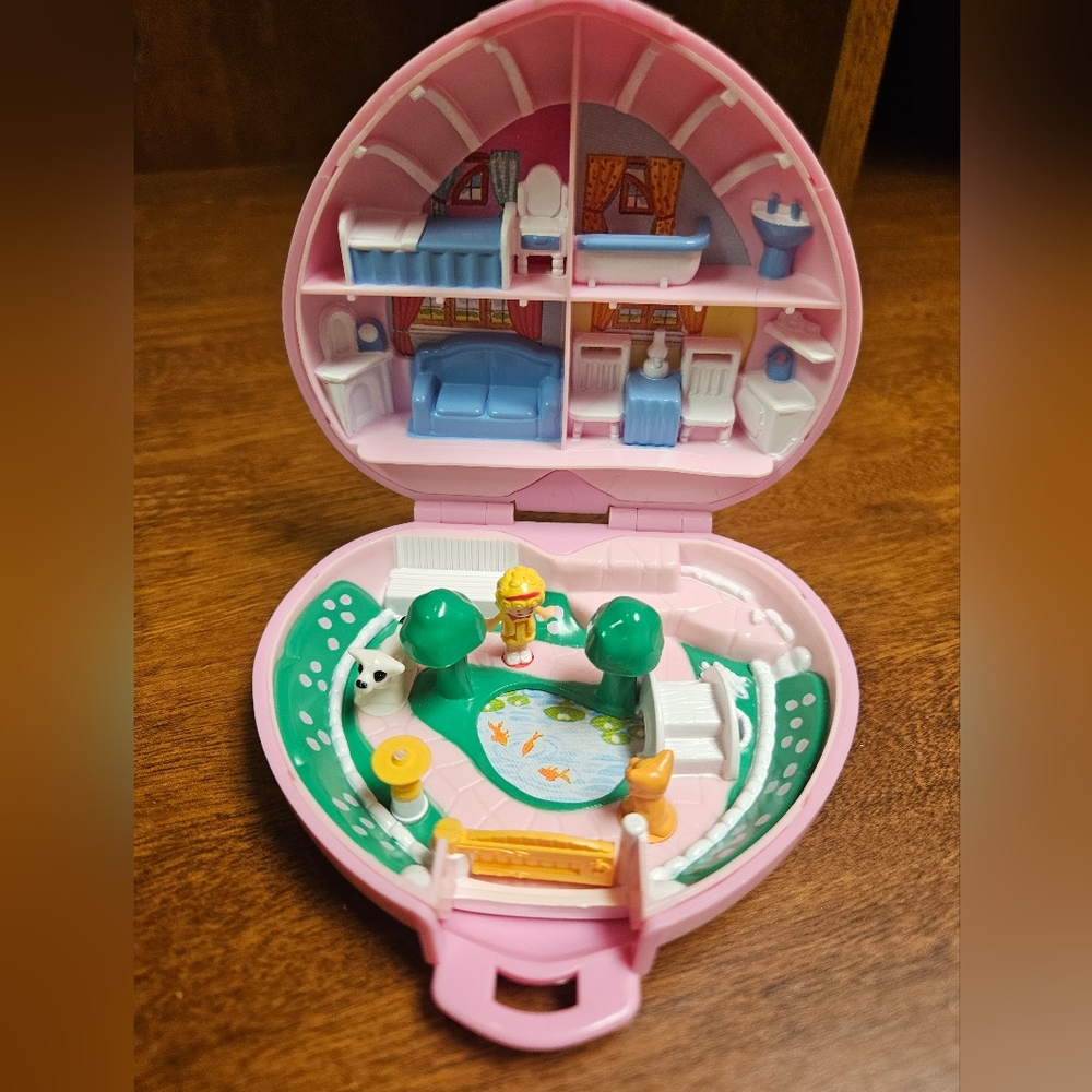 1989 Polly Pocket Country Cottage Compact With Figurines
